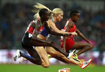 Celliphine Chepteek Chespol de Kenia, Emma Coburn de los Estados Unidos y Winfred Mutile Yavi de Bahrein compiten en los 3000 metros obstáculos femenino

