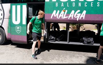 Alberto Díaz con el autobús del Unicaja.