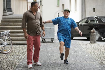 El exfutbolista brasileño, Ronaldo, junto al exjugador argentino, Diego Maradona, antes del partido Gianni que enfrenta a las leyendas del fútbol, en Brig (Suiza)