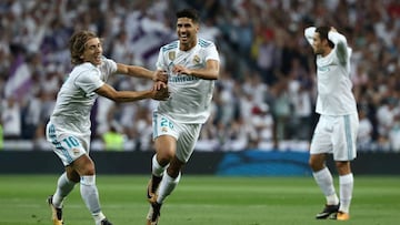 Soccer Football - Real Madrid vs Barcelona - Spanish Super Cup Second Leg - Madrid, Spain - August 16, 2017 Real Madrid’s Marco Asensio celebrates scoring their first goal with Luka Modric REUTERS/Sergio Perez