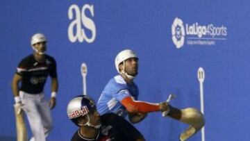 Un momento del partido que las parejas formadas por Imanol López, zaguero, y Jean Olaran, delantero, disputan frente a Txabi Inza, zaguero, e Iñaki Goikoetxea, delantero, correspondiente a la final del Abierto Villa de Madrid de pelota vasca