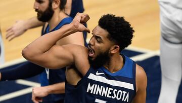 (FILES) In this file photo taken on January 12, 2021 Karl-Anthony Towns #32 of the Minnesota Timberwolves reacts during the fourth quarter of the game against the Minnesota Timberwolves at Target Center in Minneapolis, Minnesota. - Minnesota Timberwolves star Karl-Anthony Towns said January 15, 2021 he had tested positive for Covid-19, vowing to overcome the disease that last year claimed the life of his mother and six other family members.
The 25-year-old power forward confirmed news of his positive case in a statement on Twitter, shortly after the NBA confirmed Minnesota's game against Memphis on January 15, 2021 had been postponed.
"Priot to tonight's game, I received yet another awful call that I tested positive for Covid," said Towns. (Photo by Hannah Foslien / GETTY IMAGES NORTH AMERICA / AFP)
PUBLICADA 17/01/21 NA MA27 2COL