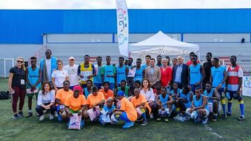 La RFEF dona 7.000 equipaciones deportivas para la población migrante en Canarias