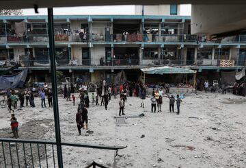 Palestinians inspect the site of an Israeli strike on a UNRWA school sheltering displaced people, amid the Israel-Hamas conflict, in Nuseirat refugee camp in the central Gaza Strip, June 6, 2024. REUTERS/Abed Khaled