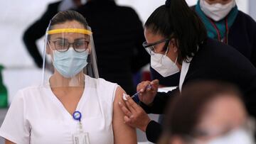 ¿Qué efectos secundarios han reportado las vacunas de Pfizer en el país?