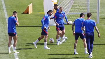 Correa y Wass, en la sesión del Atlético antes de recibir al Espanyol en la 32ª jornada de Liga, un duelo por la 'otra' Champions.