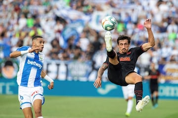 El jugdor del Atlético de Madrid, Stefan Savic, despeja el balón ante el jugador del Leganés, Youssef En-Nesyri.