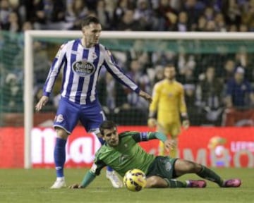 El centrocamista argentino del Celta Augusto Frenández cae ante Lucas Pérez.