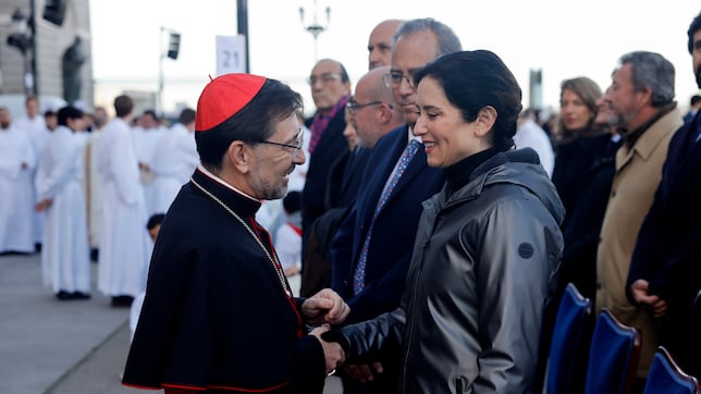 Ayuso abandona en ambulancia la Misa de la Almudena por una “fuerte gastroenteritis” y horas después es dada de alta - AS.com