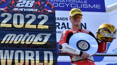 Izan Guevara celebra su título de campeón mundial de Moto3 en Philip Island (Australia).