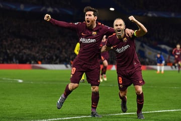 1-1. Messi celebró el gol del empate con Iniesta.