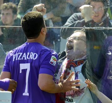 Un tifossi celebra la anotación de David Pizarro en la FIorentina. Pek dejó huella en Italia.