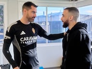 Rubén Sellés da la bienvenida a Rober González, primer refuerzo invernal del Real Zaragoza.