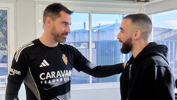 Rubén Sellés da la bienvenida a Rober González, primer refuerzo invernal del Real Zaragoza.