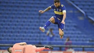 Boca Juniors&#039; Carlos Tevez, right, jumps as River Plate&#039;s goalkeeper Franco Armani catches a ball during a local league soccer match at the Bombonera stadium in Buenos Aires, Argentina, Sunday, March 14, 2021.(Marcelo Endelli/Pool via AP)