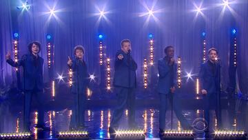 El presentador de "The Late Late Show" James Corden con cuatro de los ni?os de la serie de Netflix "Stranger Things", los actores Gaten Matarazzo (Dustin), Finn Wolfhard (Mike), Caleb McLaughlin (Lucas) y Noah Schnapp (Will).