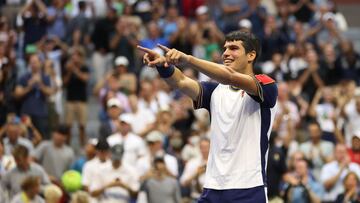 El tenista español Carlos Alcaraz celebra su victoria ante Stefanos Tsitsipas en el US Open de 2021.