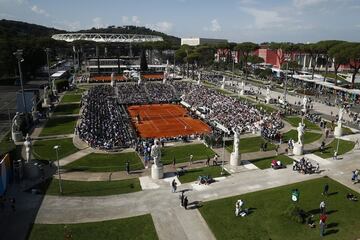Tras el Mutua Madrid Open, llega el turno del siguiente Masters 1.000 del calendario: el Abierto de Roma. El
torneo italiano acapara los principales focos del tenis mundial antes de la cita de Roland Garros. Sobre estas l赤neas, una vista general del Foro It芍lico, a los pies del Monte Mario, durante la segunda jornada del cuadro final.