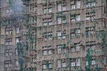 Cientos de residentes, muchos de ellos ancianos, fueron evacuados y trasladados a refugios temporales, y el suceso ha generado un debate sobre la seguridad en las obras de construcción con andamios de bambú en la región.