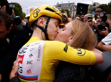 Tadej Pogacar del UAE Team Emirates besa a su pareja, Urska Zigart, después de ganar el Tour de Francia 2025.