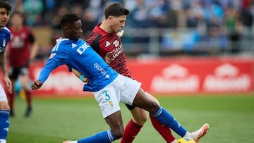 Reina y Rahim en una acción del partido de liga entre Mirandés y Oviedo.