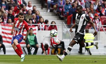 Correa consigue poner un centro perfecto al interior del área y Torres la pega con la derecha al segundo palo.