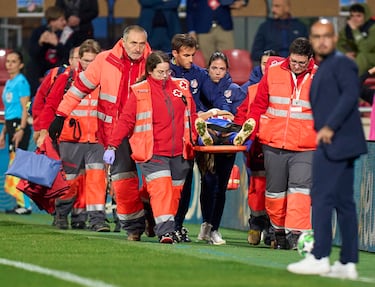 Andrea Medina salio en camilla por los servicios sanitarios y trasladada en ambulancia tras un golpe en la cabeza con la rodilla de Barbara Bonansea.