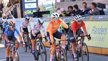 La holandesa Sofie Van Rooijen llegando la primera a la línea de meta.
