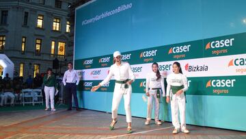 Garbiñe Muguruza juega a la pelota vasca en Euskadi.