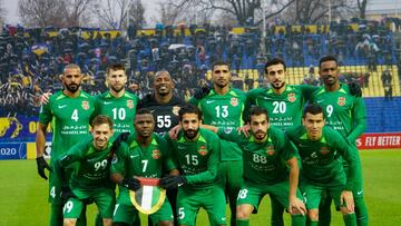 Los jugadores de Al Ahli, incluido el espa&ntilde;ol Pedro Conde (10), antes de enfrentarse al Pakhtakor en Champions.