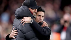 Liverpool (United Kingdom), 23/12/2023.- Liverpool manager Juergen Klopp (L) greets his Arsenal counterpart Mikel Arteta before the English Premier League soccer match between Liverpool FC and Arsenal FC, in Liverpool, Britain, 23 December 2023. (Reino Unido) EFE/EPA/ADAM VAUGHAN EDITORIAL USE ONLY. No use with unauthorized audio, video, data, fixture lists, club/league logos, 'live' services or NFTs. Online in-match use limited to 120 images, no video emulation. No use in betting, games or single club/league/player publications.
