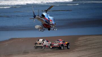 Stephane Peterhansel y David Castera junto a Nasser Al-Attiyah y Mathieu Baumel.