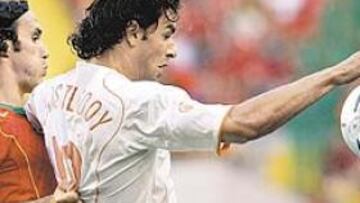 <b>POCAS VECES</b>. Carvalho intenta frenar a Van Nistelrooy, quien fue marcado más veces por Andrade.