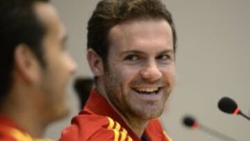 Juan Mata, sonríe a Pedro.