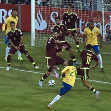 Robinho chuta entre lo defensas Andres Tunez y Venezuela Roberto Rosales.