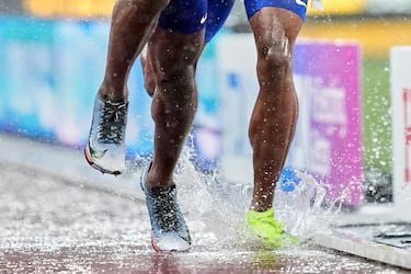 El estadounidense Rai Benjamin chapotea bajo la lluvia mientras corre el relevo masculino de 4 x 400 metros en el Campeonato Mundial de Atletismo en Tokio.
Associated Press/LaPresse