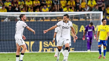 Grego Sierra celebra su gol ante el Cádiz.