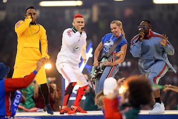 La actuación de Black Eyed Peas en la final de la Champions League 2017 en el Millennium Stadium de Cardiff, Gales, fue un espectáculo vibrante y lleno de energía.
El grupo estadounidense, compuesto por Will.i.am, Taboo y Apl.de.ap, ofreció un show previo al partido entre Real Madrid y Juventus, interpretando algunos de sus mayores éxitos como 'I Gotta Feeling', 'Boom Boom Pow' y 'Pump It'.