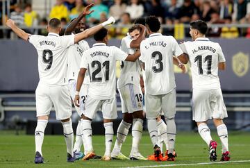 0-1. Nacho Fernández celebra con sus compañeros el primer tanto del conjunto blanco.