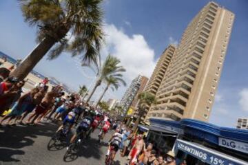 El pelotón en la salida en Benidorm. La etapa acaba en el Alto de Aitana, con un recorrido de 193,2 kilómetros.