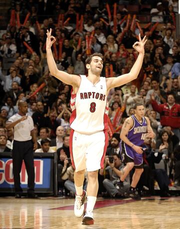 Con el equipo norteamericano logró el récord histórico (no superado aún) en porcentaje de tiros libres en una temporada de la NBA, fue en la 2008-09 con un 98,1%. Además, es el líder histórico de los Raptors en asistencias con un total de 3.770.

 