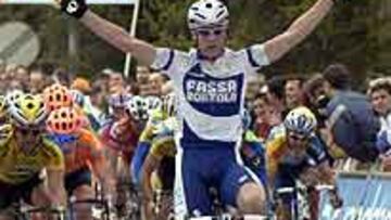 <b>EL MÁS RÁPIDO.</b> El italiano Petacchi ha sido el más rápido del pelotón en la llegada a Sabiñánigo.