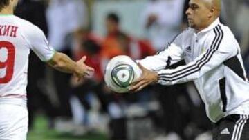 <b>PINCHAZO. </b>Roberto Carlos comenz¨® con derrota como t¨¦cnico.