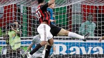 <b>PERFECTO. </b>Ronaldinho supera a Cambiasso y Burdisso y marca su primer gol con el Milán.