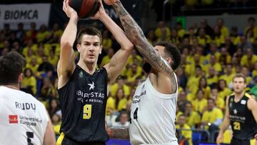 . LA LAGUNA (TENERIFE), 31/03/2019.- El alero del Iberostar Tenerife Nico Brussino y escolta del Real Madrid Jeffery Taylor durante un lance del partido de la 24 jornada de la Liga Endesa. EFE/ Cristóbal García
