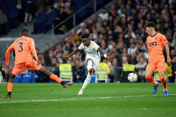 3-0. Vincius avanza con el bal¨®n controlado y en la frontal del ¨¢rea se saca un derechazo raso y bate a Giorgi Mamardashvili.