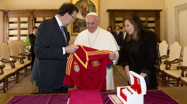 El Papa Francisco con una playera de España.