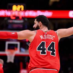 Cinco triples de Mirotic y mucho Dunn; Porzingis falló para ganar