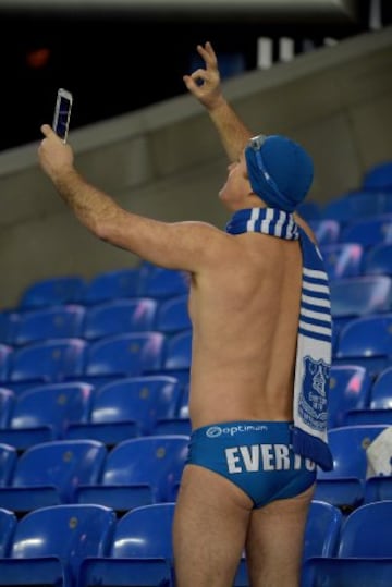 Un fan del Everton haciendose un 'selfie' durante la eliminatoria de Tercera Ronde de la FA Cup en el partido del Everton contra el Leicester City en Goodison Park.