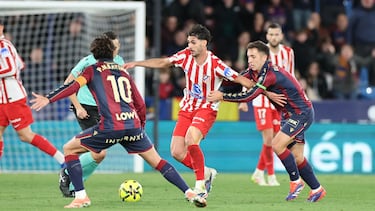 Cardoso, rodeado de jugadores del Levante.